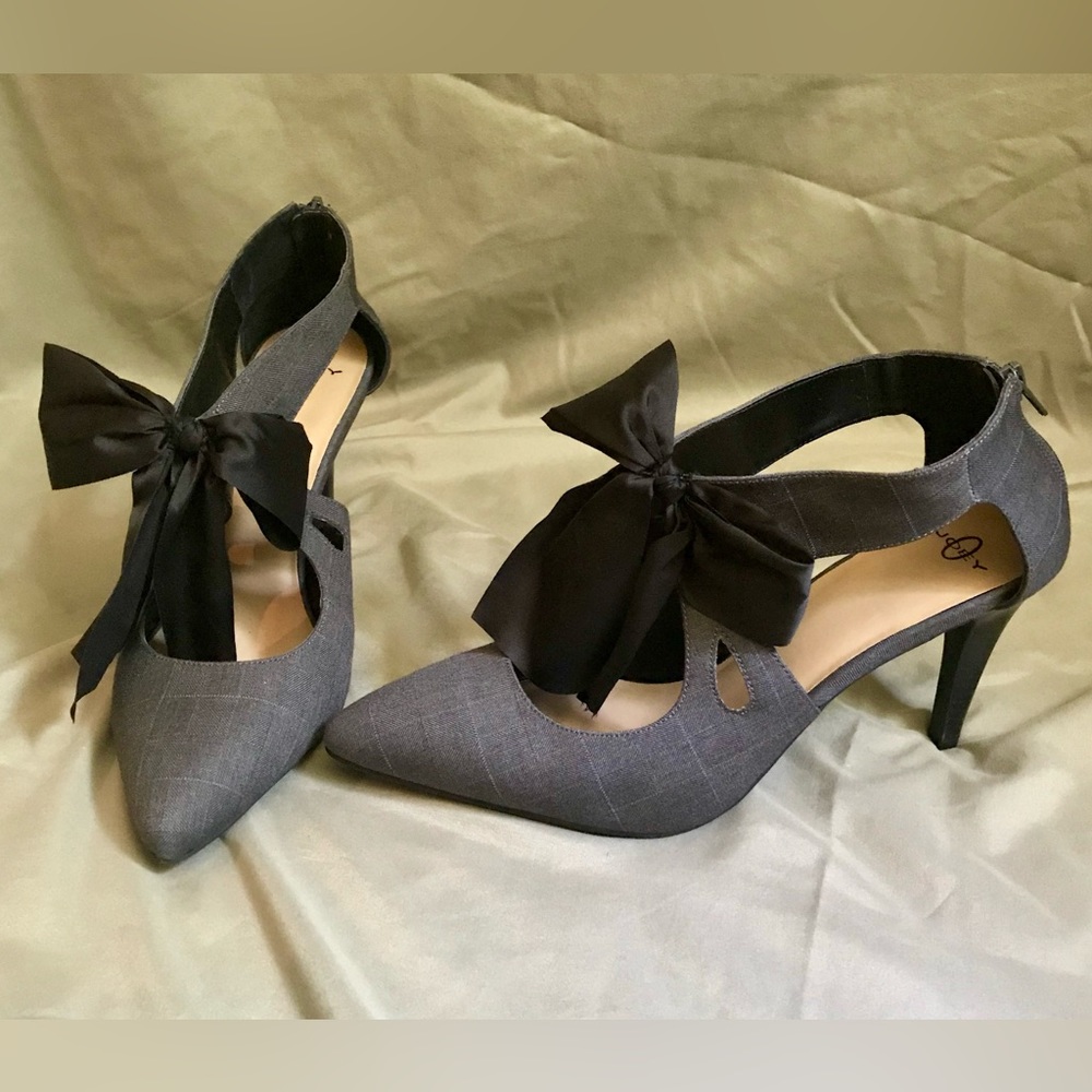 Joey gray pumps with black ribbon bow